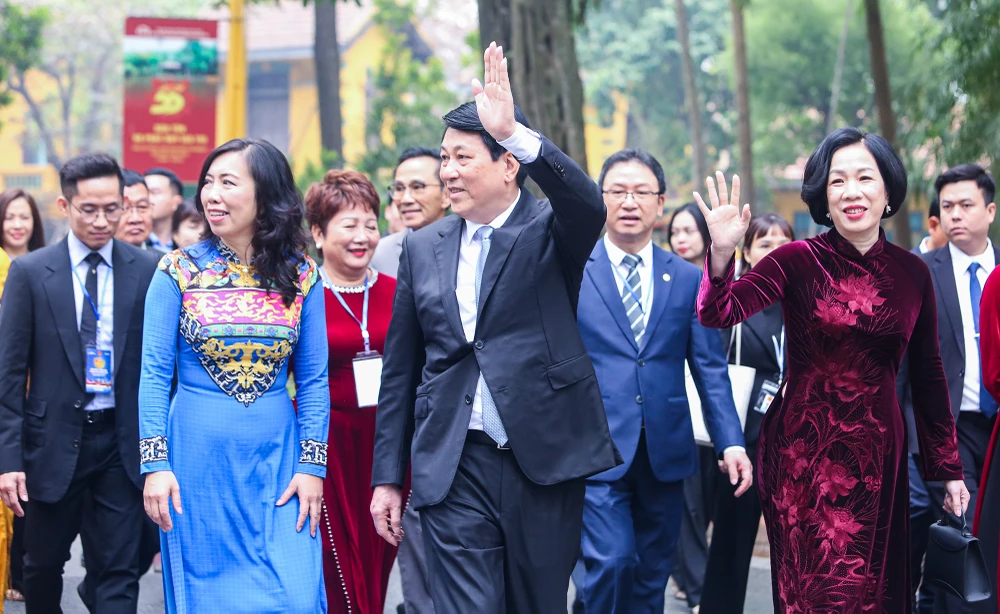 Hình ảnh Chủ tịch nước Lương Cường cùng Phu nhân và kiều bào dâng hương, thả cá