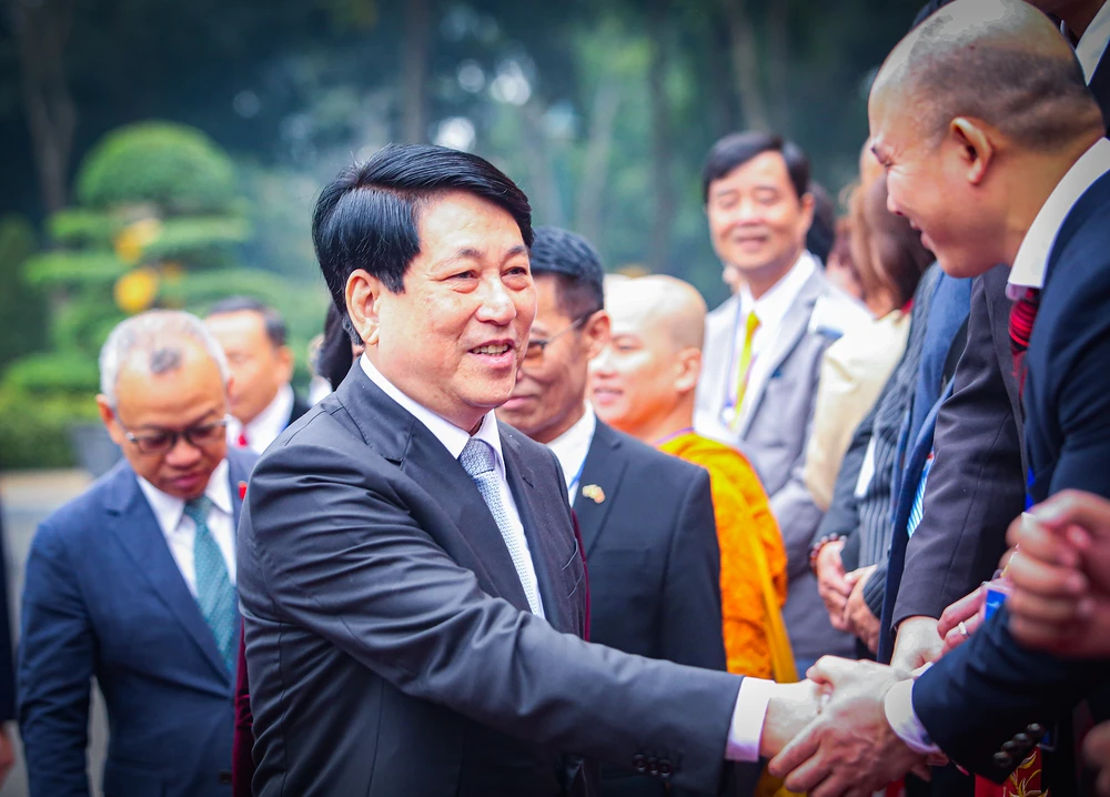 Hình ảnh Chủ tịch nước Lương Cường cùng Phu nhân và kiều bào dâng hương, thả cá