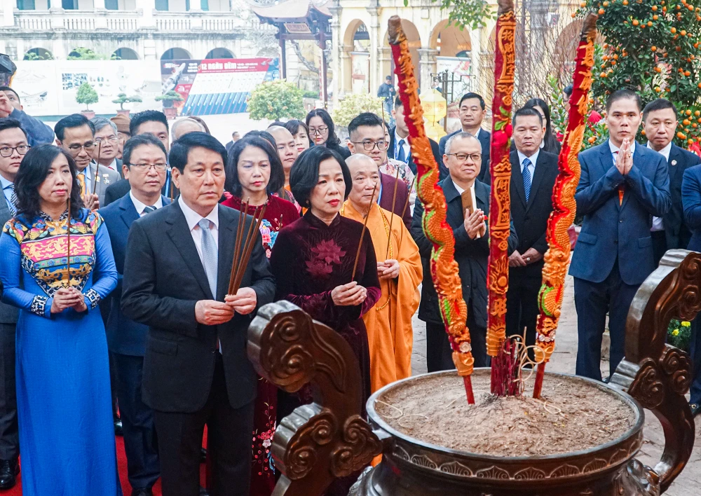 Hình ảnh Chủ tịch nước Lương Cường cùng Phu nhân và kiều bào dâng hương, thả cá