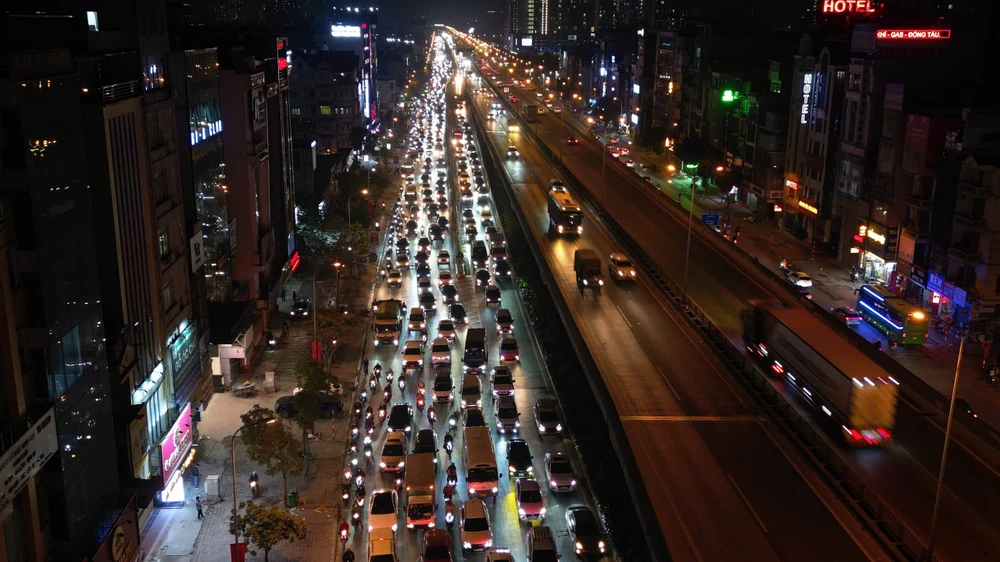 Dòng người về quê đón Tết Nguyên đán vẫn rất đông