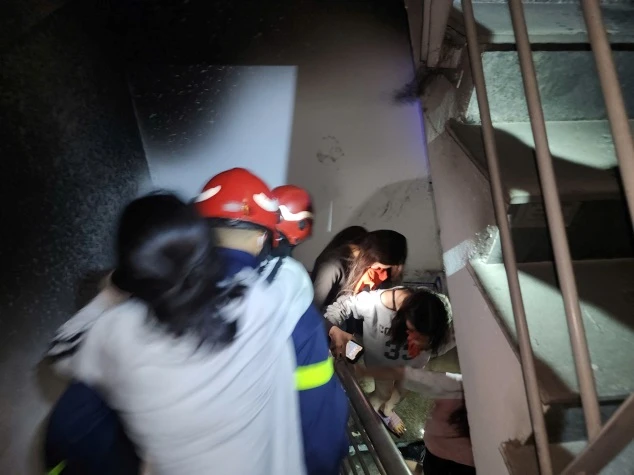 Lực lượng chức năng đã cứu 7 người trong đám cháy nhà trọ ở quận Cầu Giấy, TP Hà Nội.