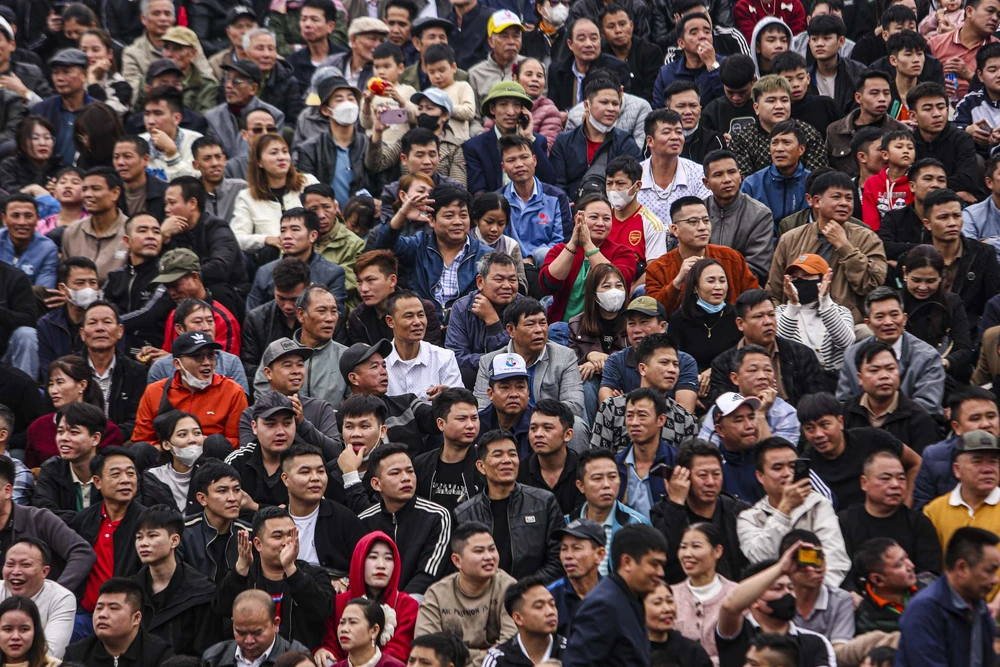 Ban tổ chức Lễ hội chọi trâu truyền thống xã Hải Lựu cho hay, trong buổi sáng nay có khoảng hơn 5 vạn người dân và du khách thập phương về với lễ hội.