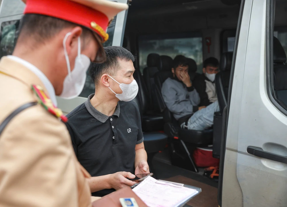 CSGT Hà Nội ngày đầu xử lý 6 nhóm hành vi vi phạm giao thông