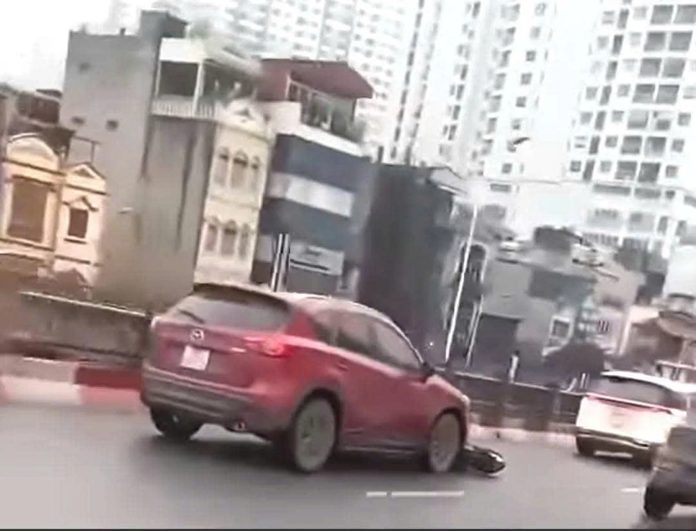 Hà Nội: Triệu tập tài xế lái ô tô kéo lê xe máy trên cầu Vĩnh Tuy