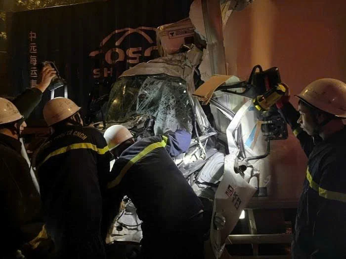 Cảnh sát cắt cửa cabin cứu tài xế mắc kẹt sau tai nạn giao thông