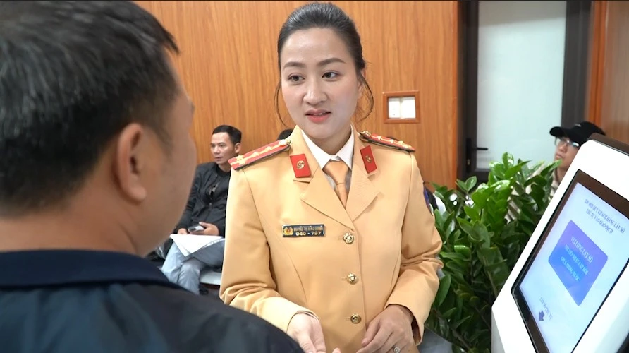 Người dân làm thủ tục cấp, đổi giấy phép lái xe ở Hà Nội. Ảnh PHI HÙNG