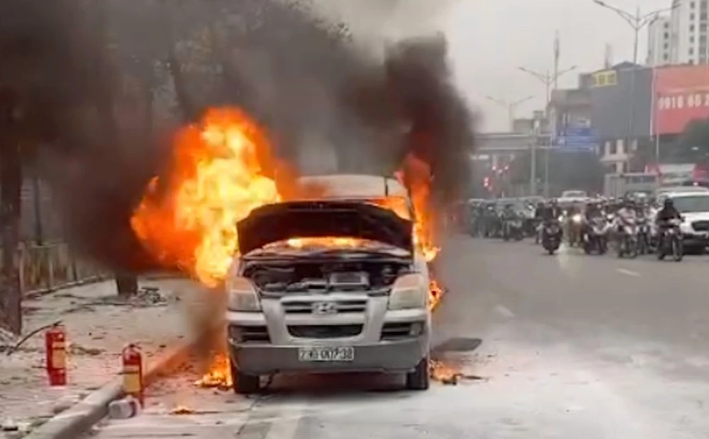 Hà Nội: Ô tô bốc cháy dữ dội khi đang di chuyển trên đường