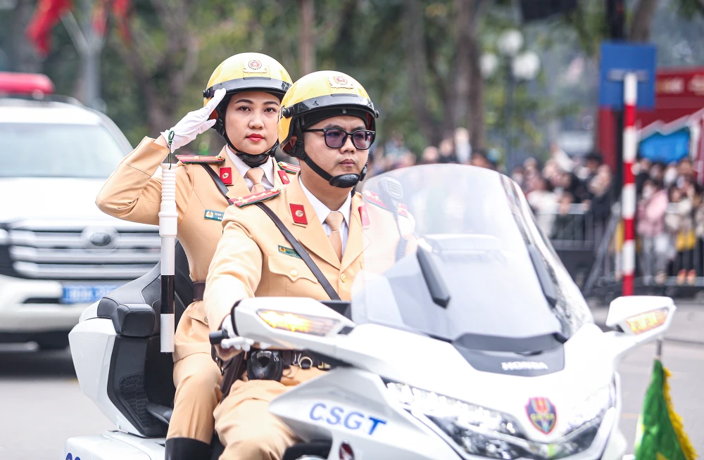 Nằm trong chuỗi hoạt động này, chiều nay Bộ Công an tổ chức màn trình diễn mô tô, kỵ binh, cảnh khuyển đã gây ấn tượng lớn cho người dân tham dự.