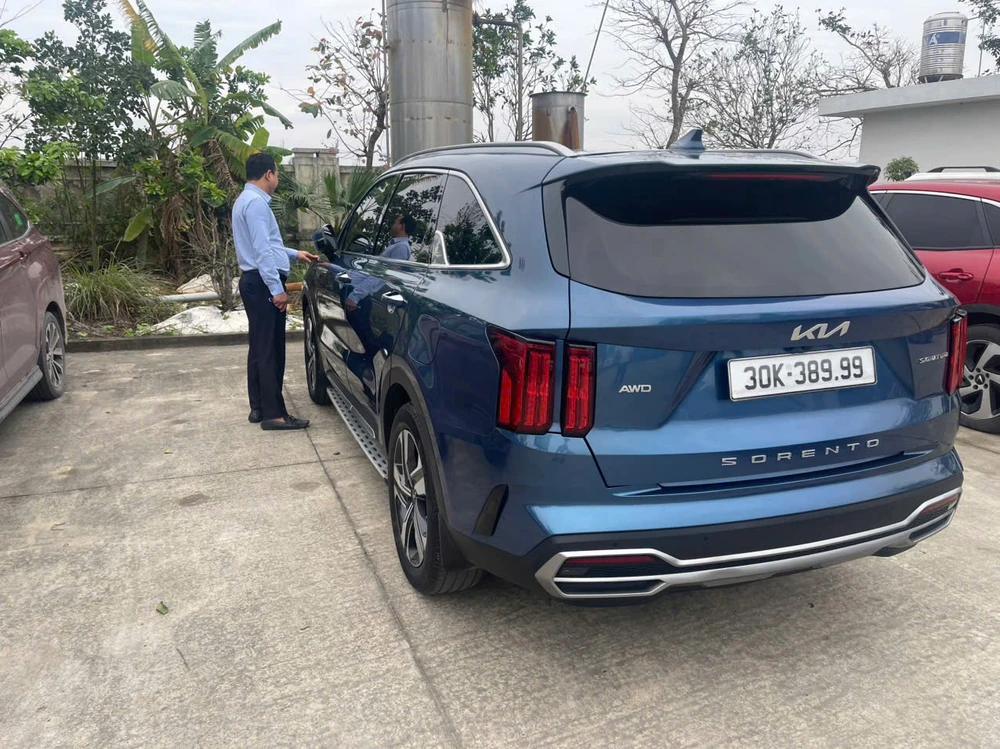 Với hành vi dùng biển số xe giả, chuyển làn đường không có tín hiệu báo trước khi chạy trên cao tốc, một tài xế và chủ xe bị phạt hơn 50 triệu đồng.