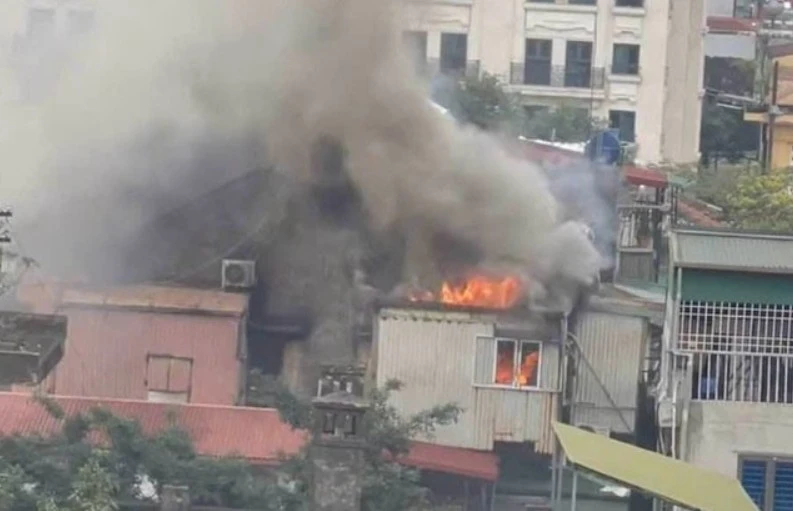 Hà Nội: Cháy tại khu tập thể cũ lúc giữa trưa