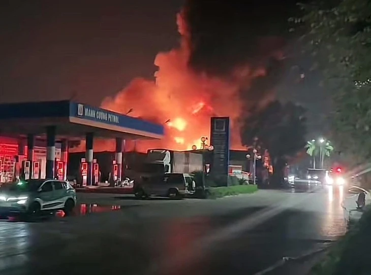 Vụ cháy lớn tại kho hàng chứa sản phẩm băng dính ở xã Đông Dư, huyện Gia Lâm, Hà Nội không gây thiệt hại về người, nhưng có ít nhất một ô tô bị thiêu rụi.