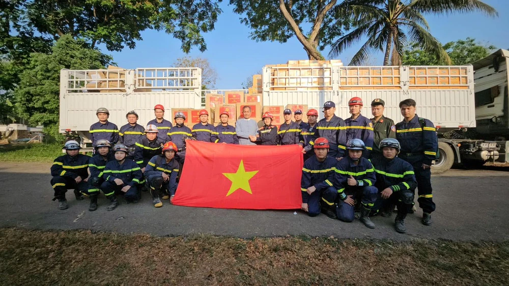 Đoàn cứu trợ của Bộ Công an trao gần 3 tấn thuốc, thiết bị y tế cho nước bạn Myanmar