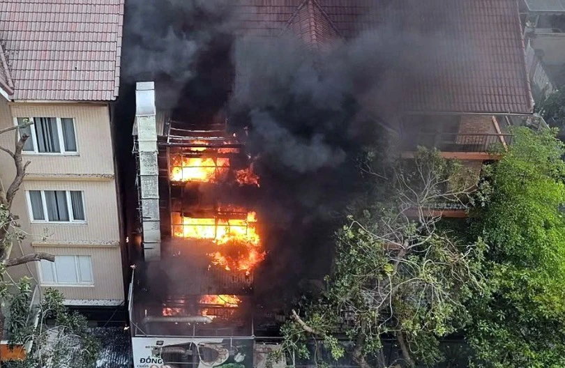 Cháy lớn tại nhà hàng Bò tơ Mộc quán ở Hà Nội