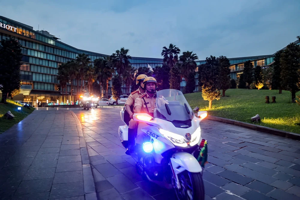 Hình ảnh dàn siêu xe diễn tập đón, dẫn đoàn khách quốc tế