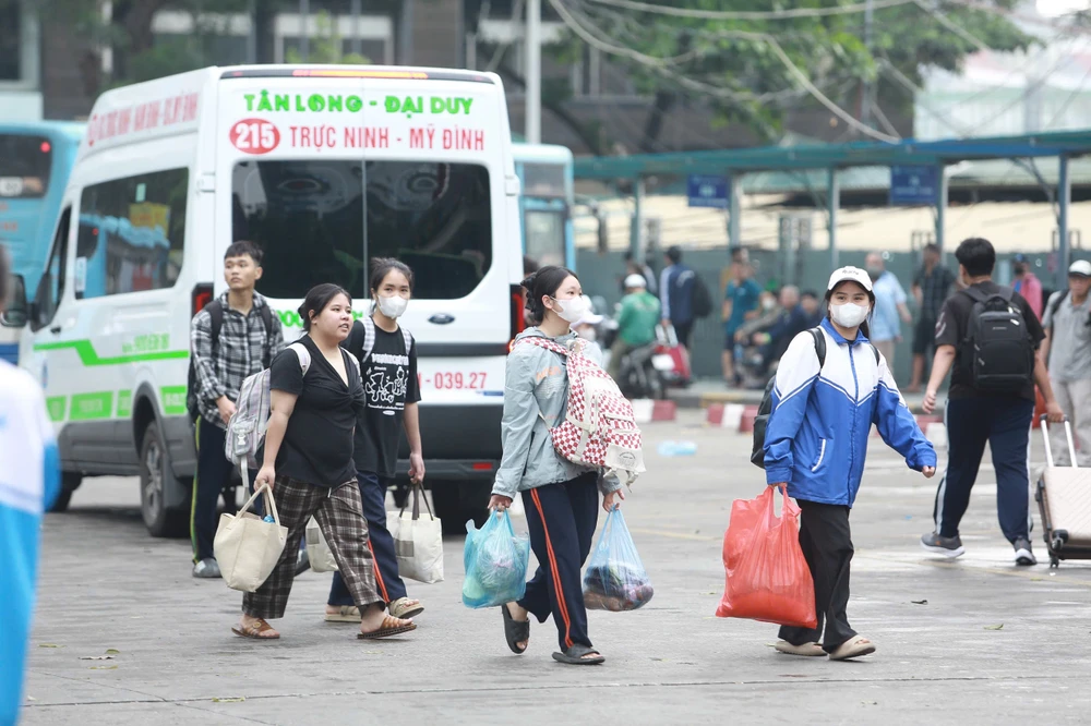 Người dân ùn ùn trở lại Thủ đô sau dịp nghỉ lễ 30-4