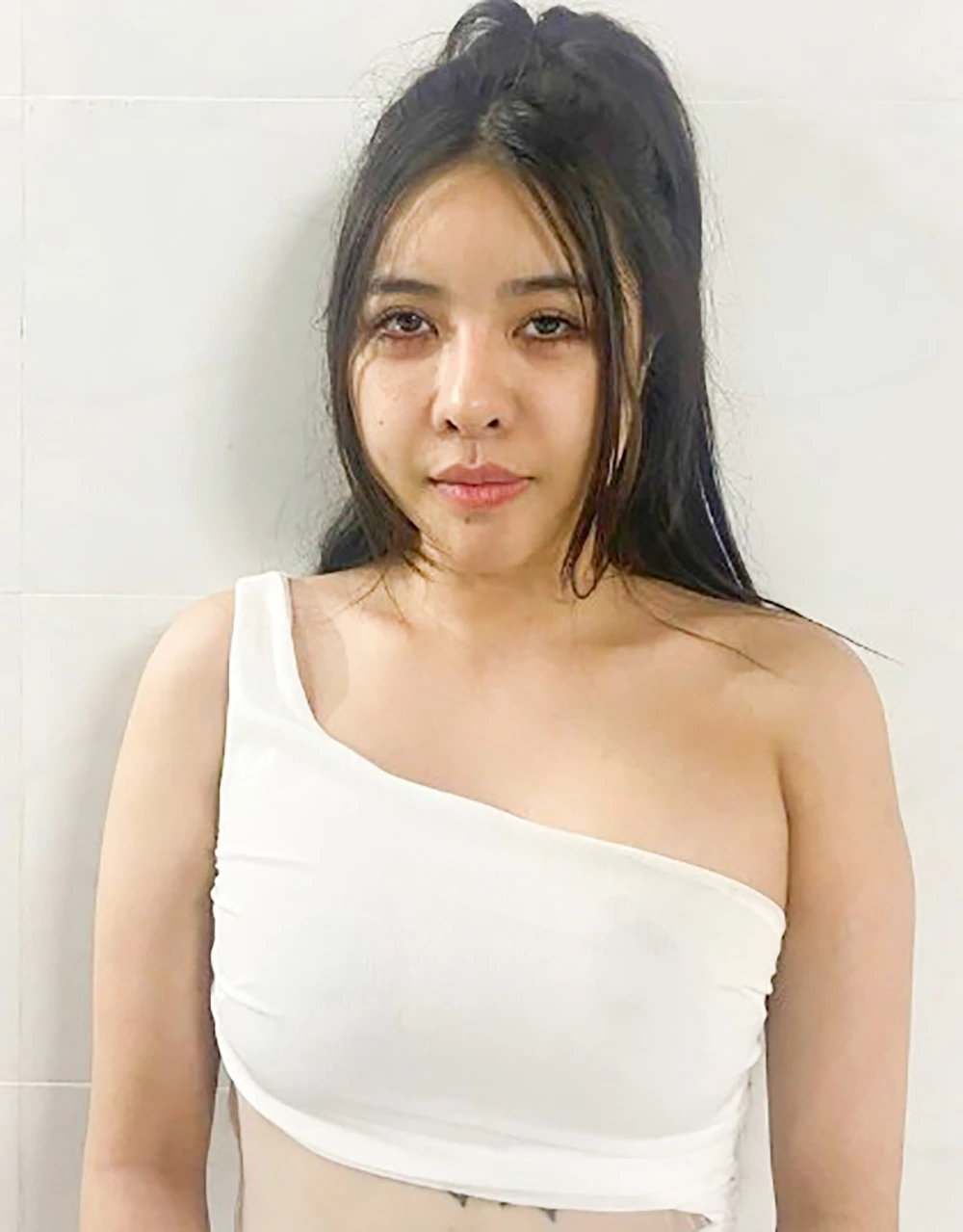 Tạm giữ cô gái để điều tra về hành vi môi giới mại dâm