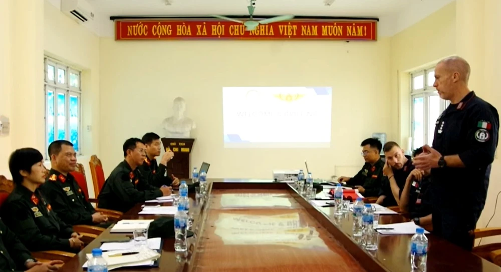 canh-sat-giu-gin-hoa-binh.jpg