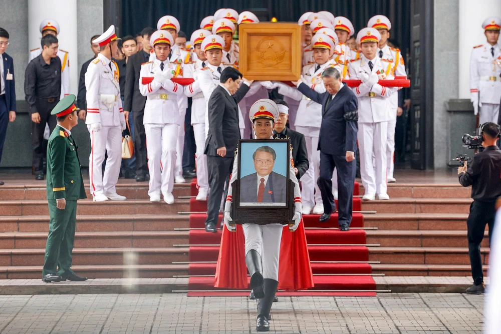 Hình ảnh lễ đưa tiễn Nguyên Chủ tịch nước Trần Đức Lương về với đất mẹ