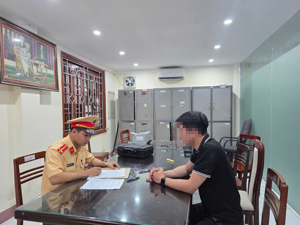 Với lỗi vi phạm lùi xe trên cao tốc, tài xế bị xử phạt 35 triệu đồng và trừ 10 điểm trên giấy phép lái xe. Ảnh CA