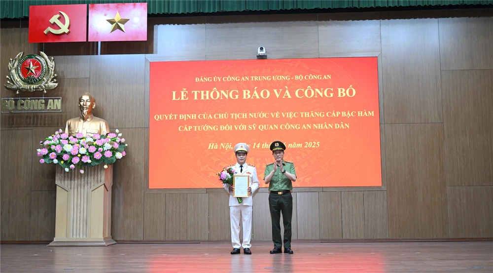 trao cho anh duc.jpg