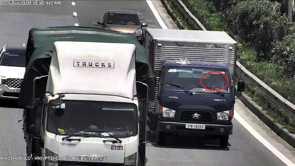 Tài xế xe tải bị phát hiện sử dụng điện thoại khi điều khiển phương tiện trên cao tốc. Ảnh CA