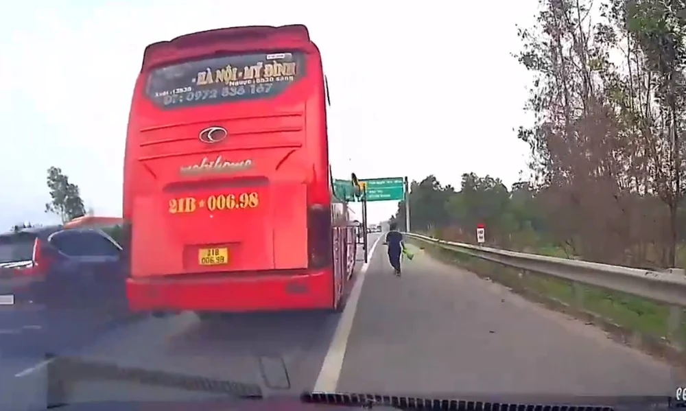 Bị phạt vì dừng xe trên cao tốc Nội Bài – Lào cai đón khách