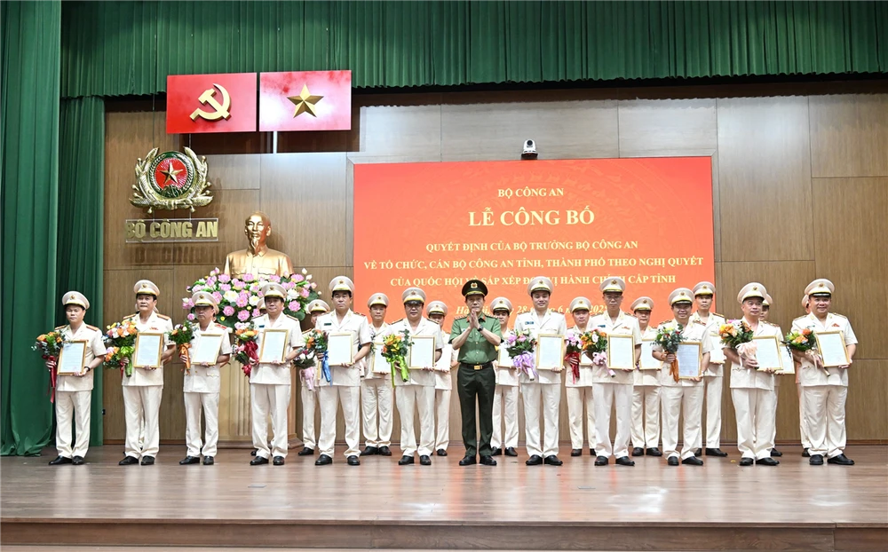 cong-an-34-dia-phuong (1).jpg