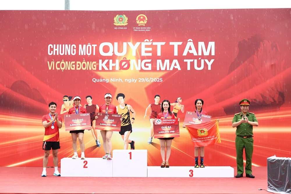 Ban Tổ chức cũng đã trao 4 giải nhất, 6 giải nhì và 12 giải ba cho các vận động viên có thành tích xuất sắc ở các cự ly 5km nam, 5km nữ, 10km nam và 10km nữ. Ảnh CA