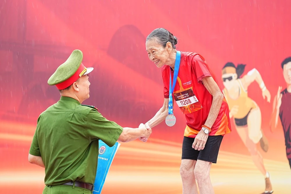 Ghi nhận nỗ lực đặc biệt này, Ban Tổ chức đã trao tặng bà danh hiệu Vận động viên truyền cảm hứng của giải.