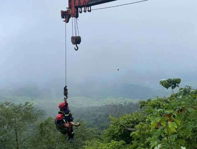 Cảnh sát cứu 2 người rơi xuống vực tại Vườn quốc gia Ba Vì