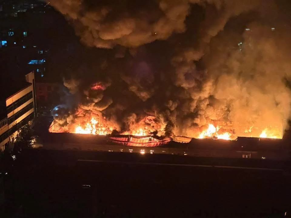 Hà Nội: Sau tiếng nổ lớn, lửa bốc ngùn ngụt tại khu nhà xưởng trong đêm