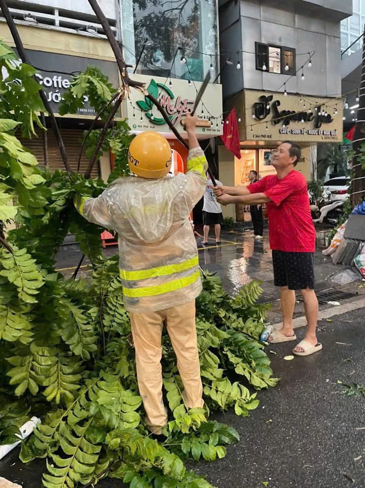 Công an Hà Nội kịp thời hỗ trợ người dân trong mưa giông