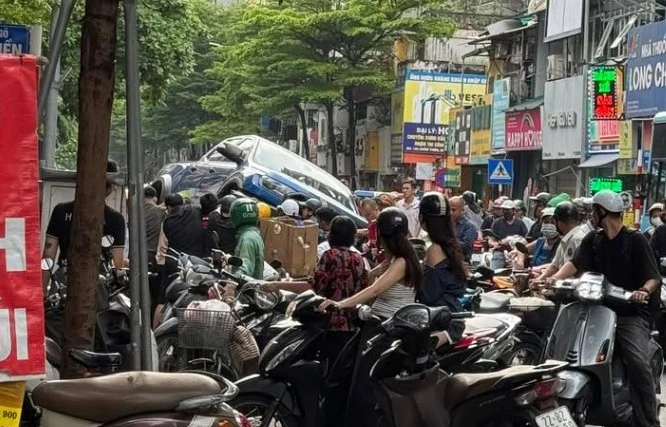Ô tô bán tải tông nhiều xe máy trên phố Khâm Thiên