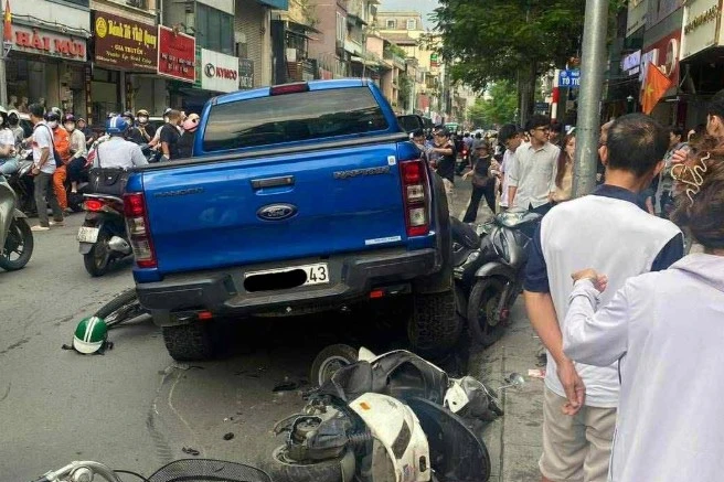 Ô tô bán tải tông nhiều xe máy trên phố Khâm Thiên