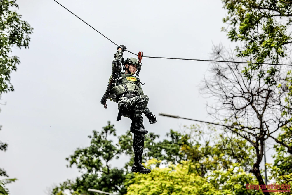 Những màn tập luyện của Cảnh sát đặc nhiệm ở khu vực hồ Hoàn Kiếm