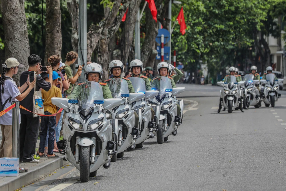 Những màn tập luyện của Cảnh sát đặc nhiệm ở khu vực hồ Hoàn Kiếm