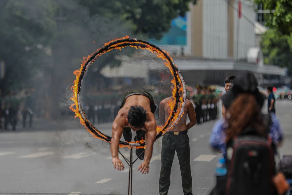 Những màn tập luyện của Cảnh sát đặc nhiệm ở khu vực hồ Hoàn Kiếm
