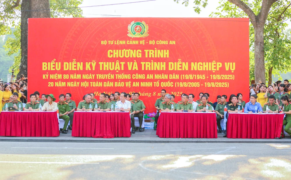 Hàng ngàn người dân xem lực lượng đặc nhiệm trình diễn kỹ thuật và nghiệp vụ trên phố đi bộ hồ Gươm