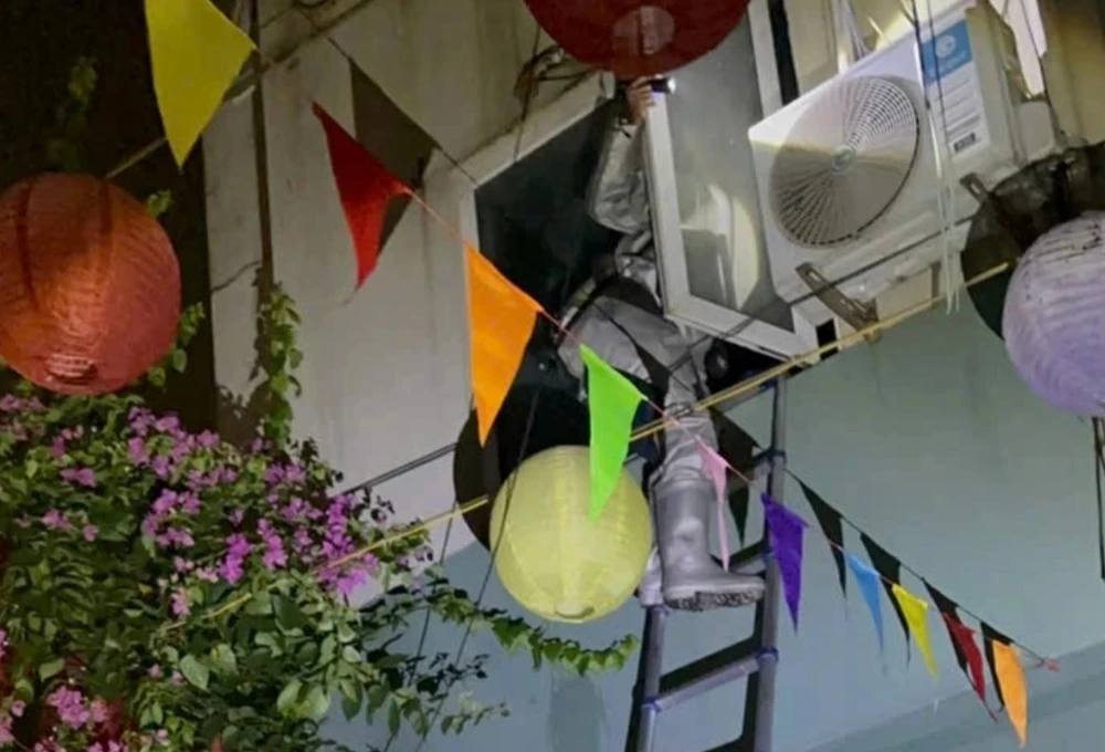 Cảnh sát cứu 3 người mắc kẹt trong vụ cháy nhà ở Hà Nội