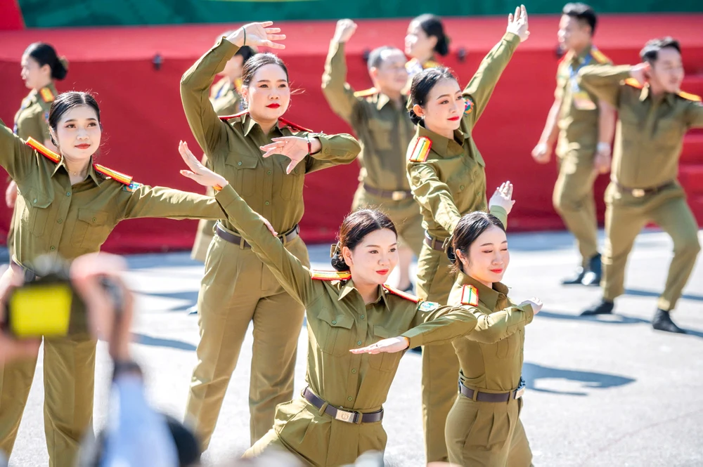 NHAC-HOI-CANH-SAT-THE-GIOI (15).jpg