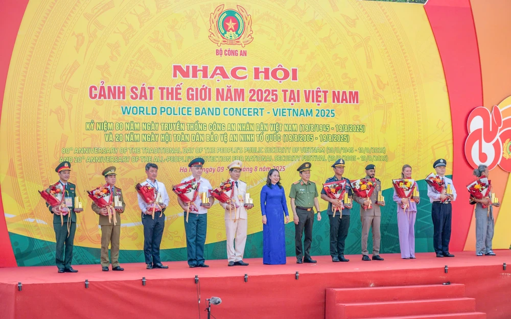 NHAC-HOI-CANH-SAT-THE-GIOI (19).jpg