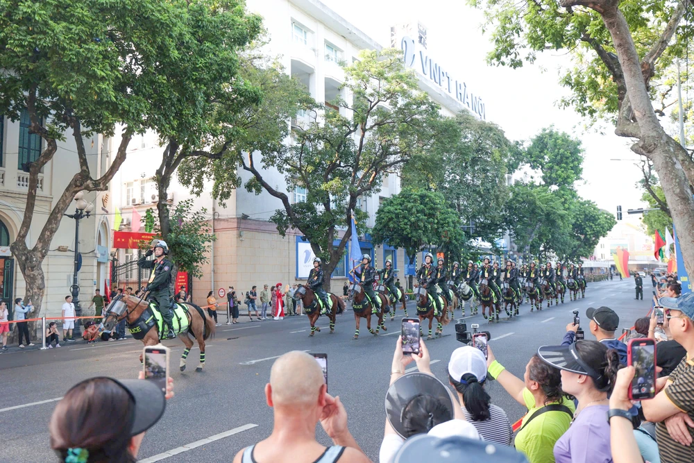 NHAC-HOI-CANH-SAT-THE-GIOI (9).jpg