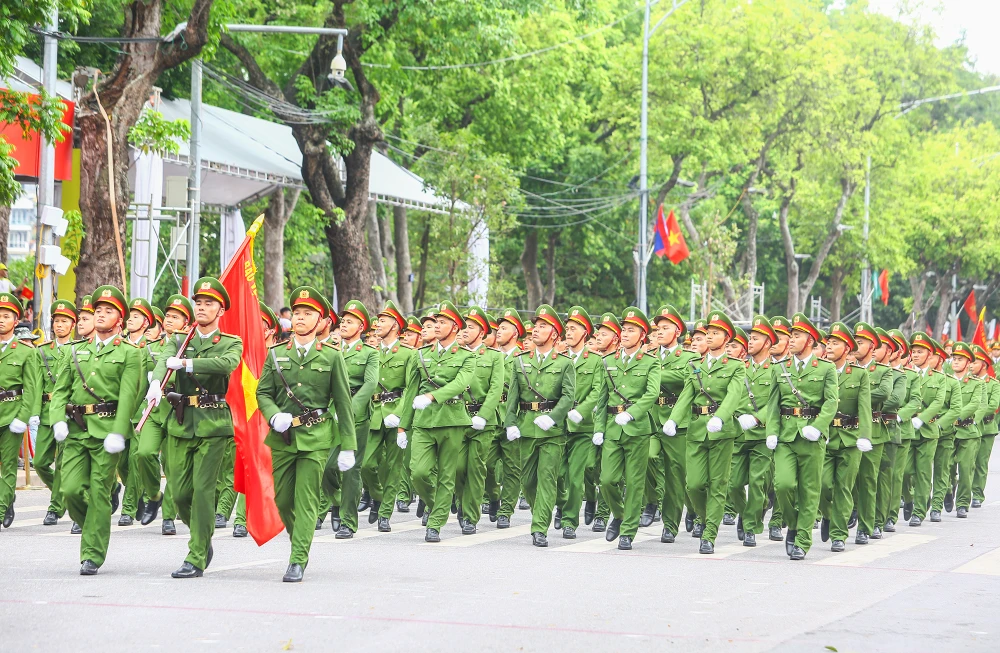 Chương trình có sự tham gia của gần 3.000 cán bộ, chiến sĩ đại diện các đơn vị thuộc Công an thành phố Hà Nội và người dân Thủ đô