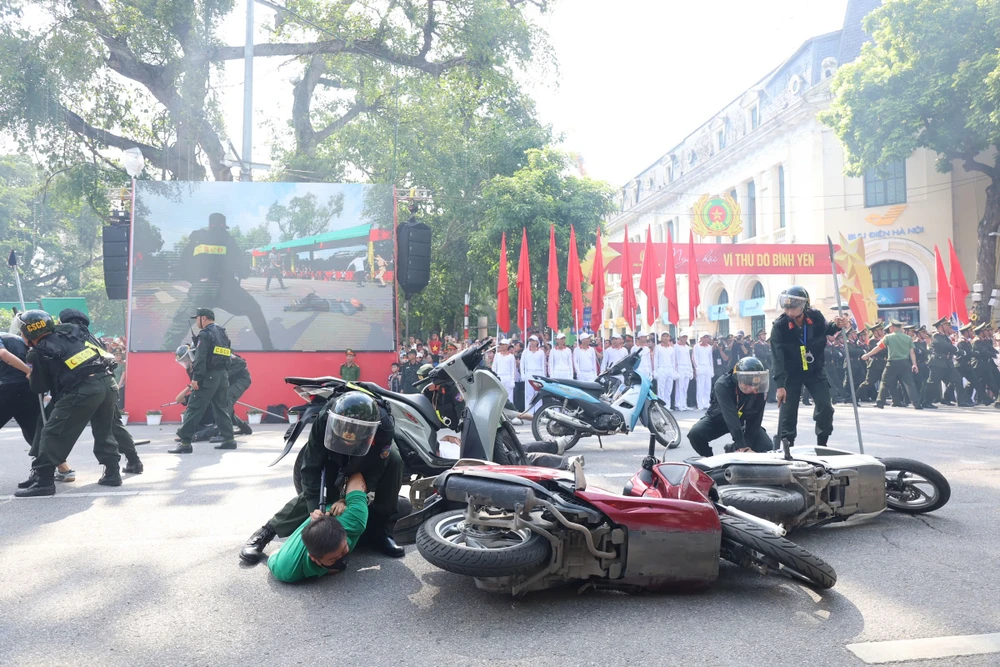 nu-canh-sat-giao-thong (15).jpg