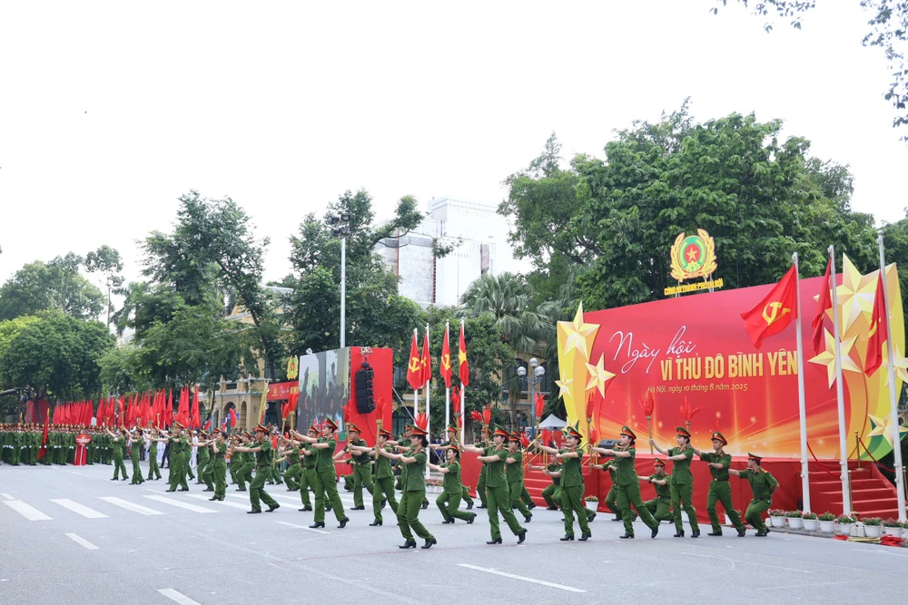 Nữ CSGT Hà Nội trình diễn kỹ năng kẹp cổ, quật ngã nhóm gây rối