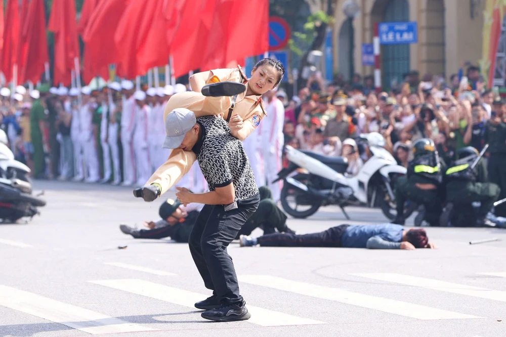 nu-canh-sat-giao-thong (3).jpg