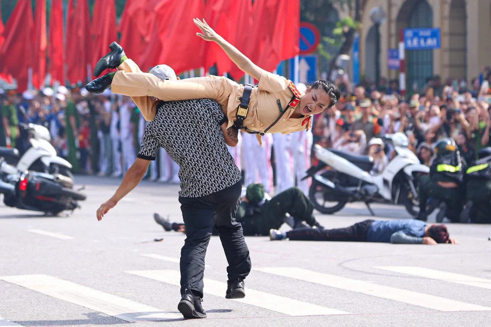 nu-canh-sat-giao-thong (6).jpg