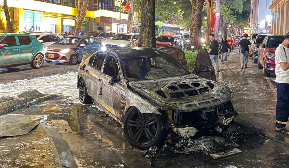 Ô tô BMW bốc cháy dữ dội khi đang lưu thông