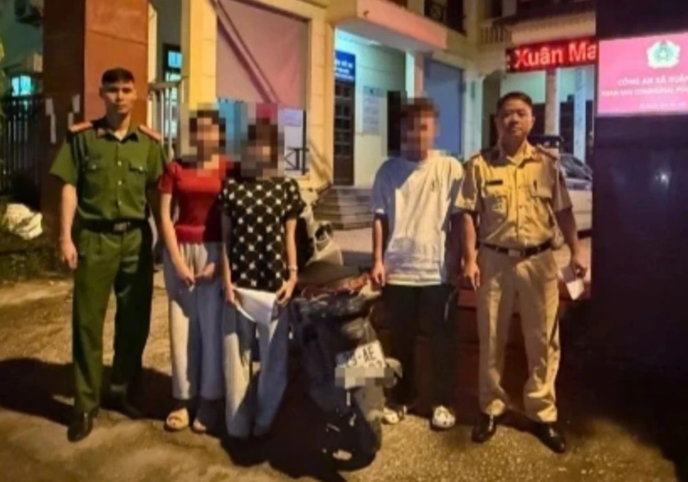 Xử lý 3 học sinh có hành động phản cảm khi đoàn phục vụ A80 đi qua