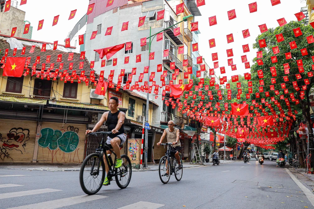 Hướng tới đại lễ 80 năm Quốc khánh 2-9, những ngày này cờ đỏ sao vàng tung bay khắp phố phường ở Hà Nội, không khí hào hùng lan tỏa khắp Thủ đô.